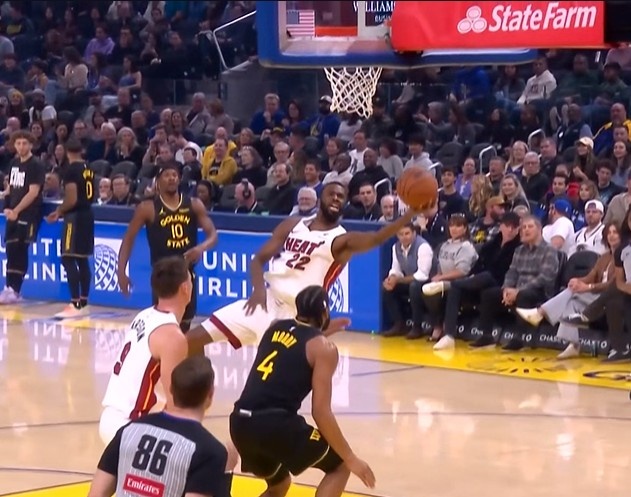 开云体育下载-面对老东家得表现！维金斯反击欧洲步左手高难度挑篮2+1！